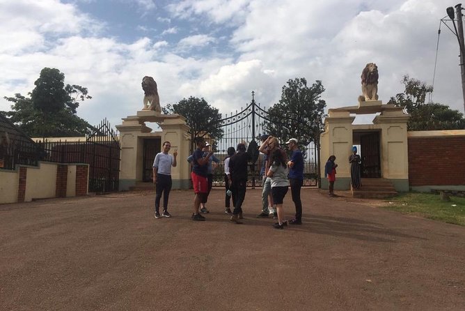Kampala’s Best Experience walking tour - Owino Market: second-hand finds with over 2,000 vendors